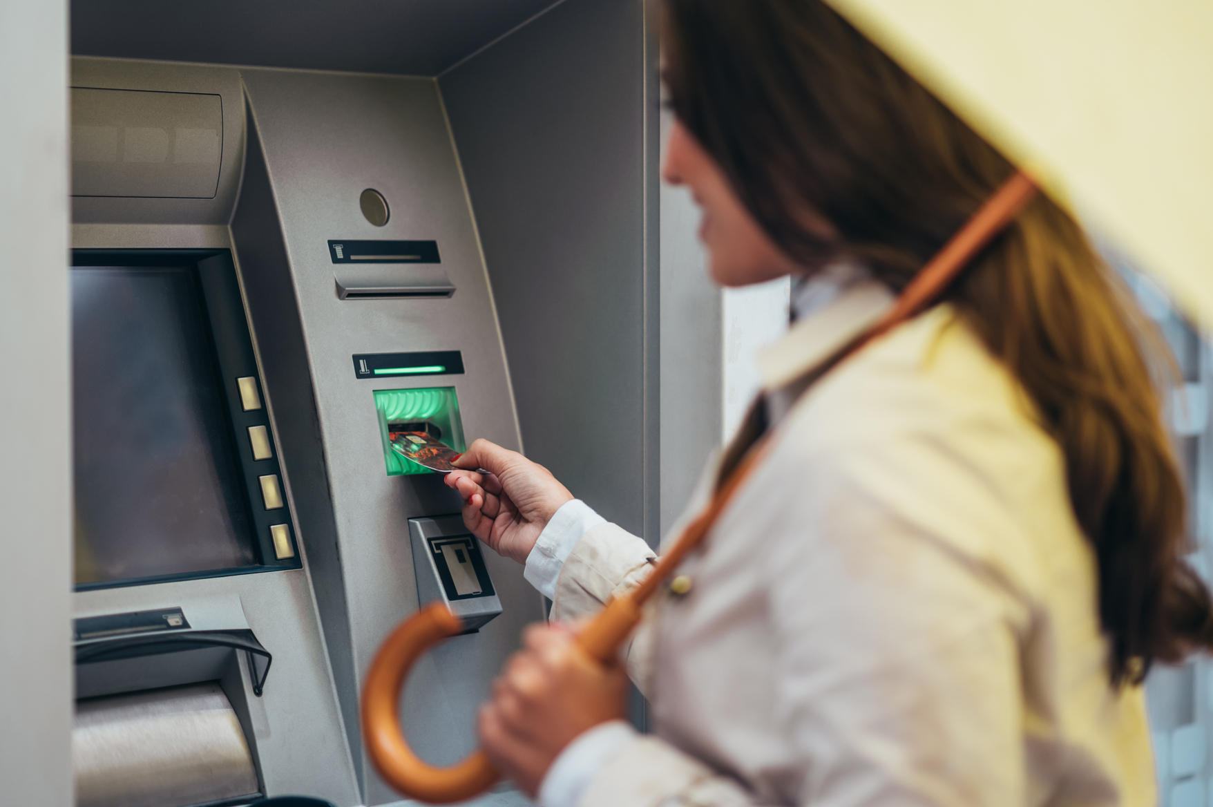 korzystanie z bankomatu