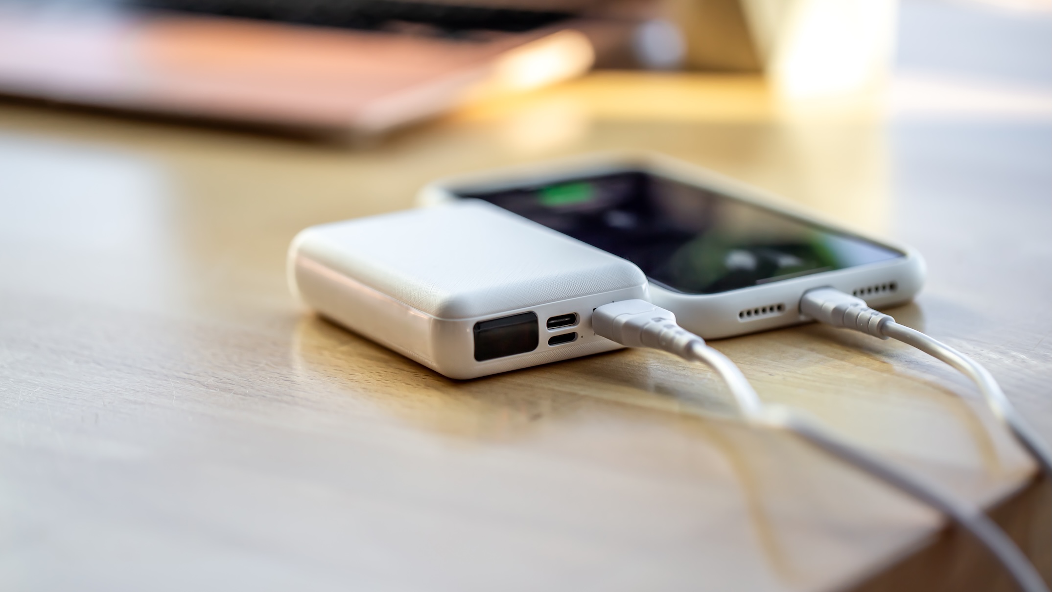 Ładowanie telefonu powerbankiem