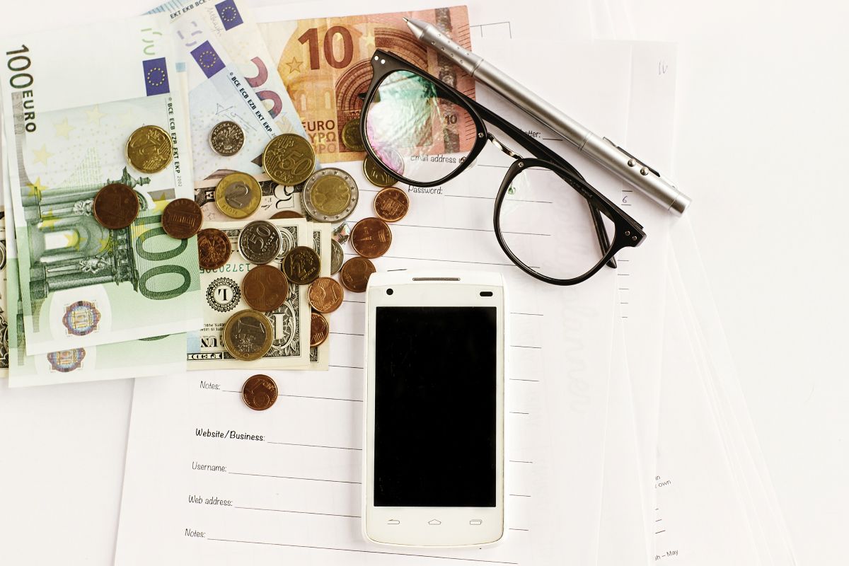 smartfon i pieniądze