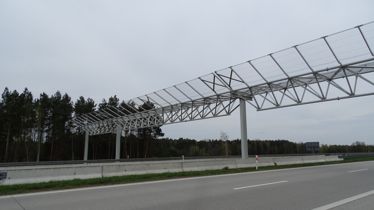 Stawiają je na trasach S3 i S8. Kierowcy myślą, że to pułapka