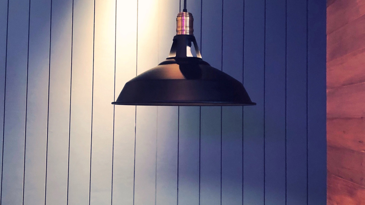 Wygląda jak zwykła lampa. Ale to nie jest zwykła lampa