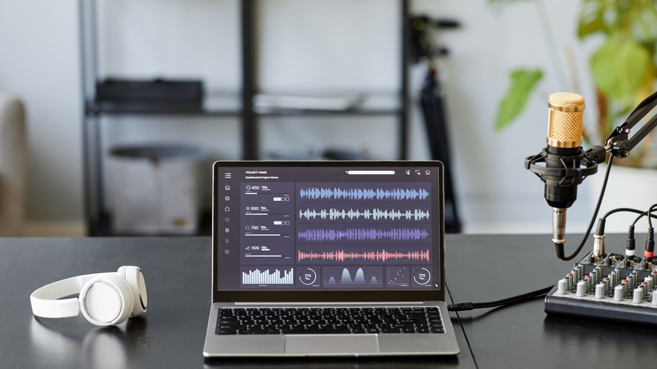 To nie jest zwykły podcast, a brzmi niepokojąco dobrze
