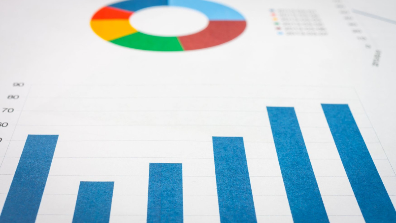 AI zniekształca wyniki sondaży - eksperci alarmują o danych