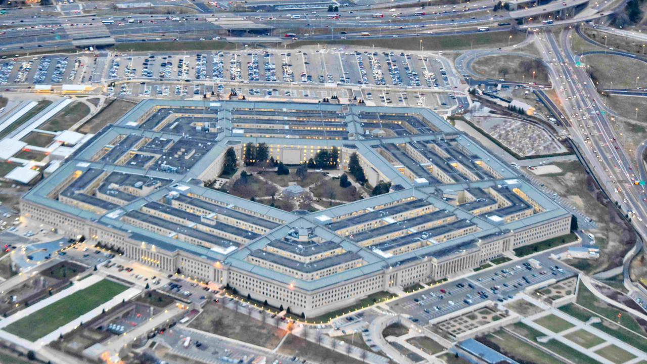 Pentagon rozwija własną AI: Nowa era technologii wojskowej