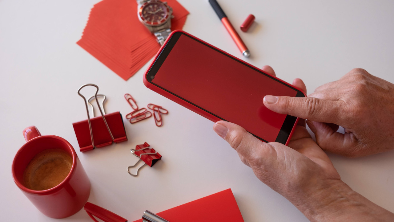 Czerwona tabletka na ekranie smartfona: Co to oznacza?