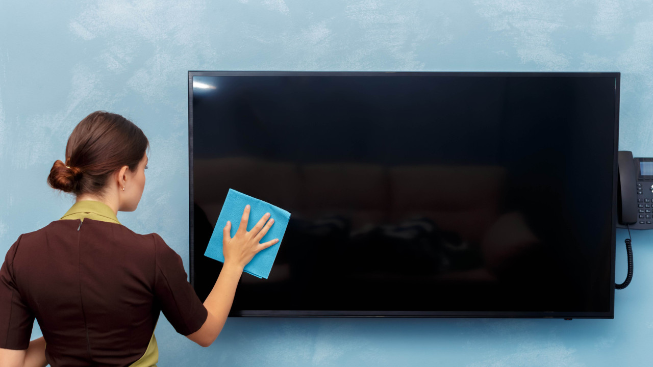 Jak skutecznie wyczyścić ekran telewizora i smartfona bez zarysowań