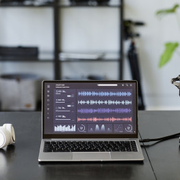 To nie jest zwykły podcast, a brzmi niepokojąco dobrze