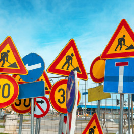 Co oznacza tajemniczy znak kwadratu z czarnym kółkiem na drogach?