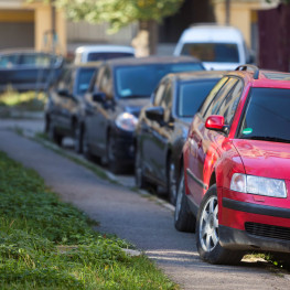 Pomarańczowe koperty: Nowy przywilej dla wybranych kierowców na parkingach