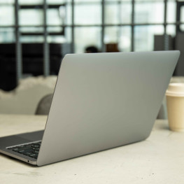 Ilustracja do artykułu: Nowy MacBook Ultra: Najnowsze plotki i ciekawostki techniczne