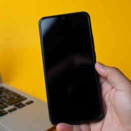 Ilustracja do artykułu: Tani telefon realme o baterii 6500 mAh odpornej na upadki z 2m