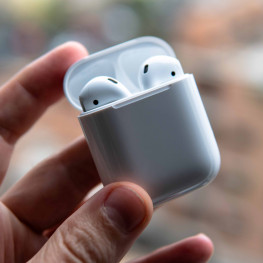Ilustracja do artykułu: Nowe AirPods 5 z ANC od Apple dostępne w pre-orderze od 599 zł