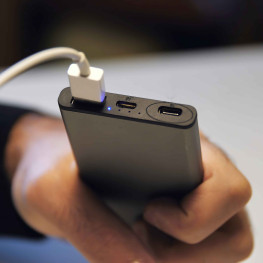 Ilustracja do artykułu: Nowe powerbanki Xtorm z kolorowym ekranem i pojemnością 60 000 mAh
