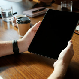 Ilustracja do artykułu: Tablet idealny do relaksu i pracy w podróży: matowy ekran OLED