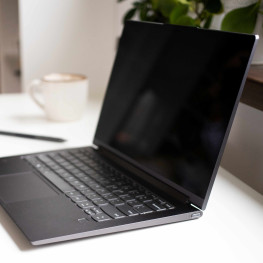 Ilustracja do artykułu: Lenovo kontra Apple: Nowy laptop jak mobilna stacja robocza