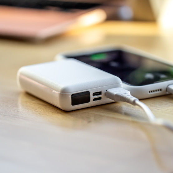 Ładowanie telefonu powerbankiem